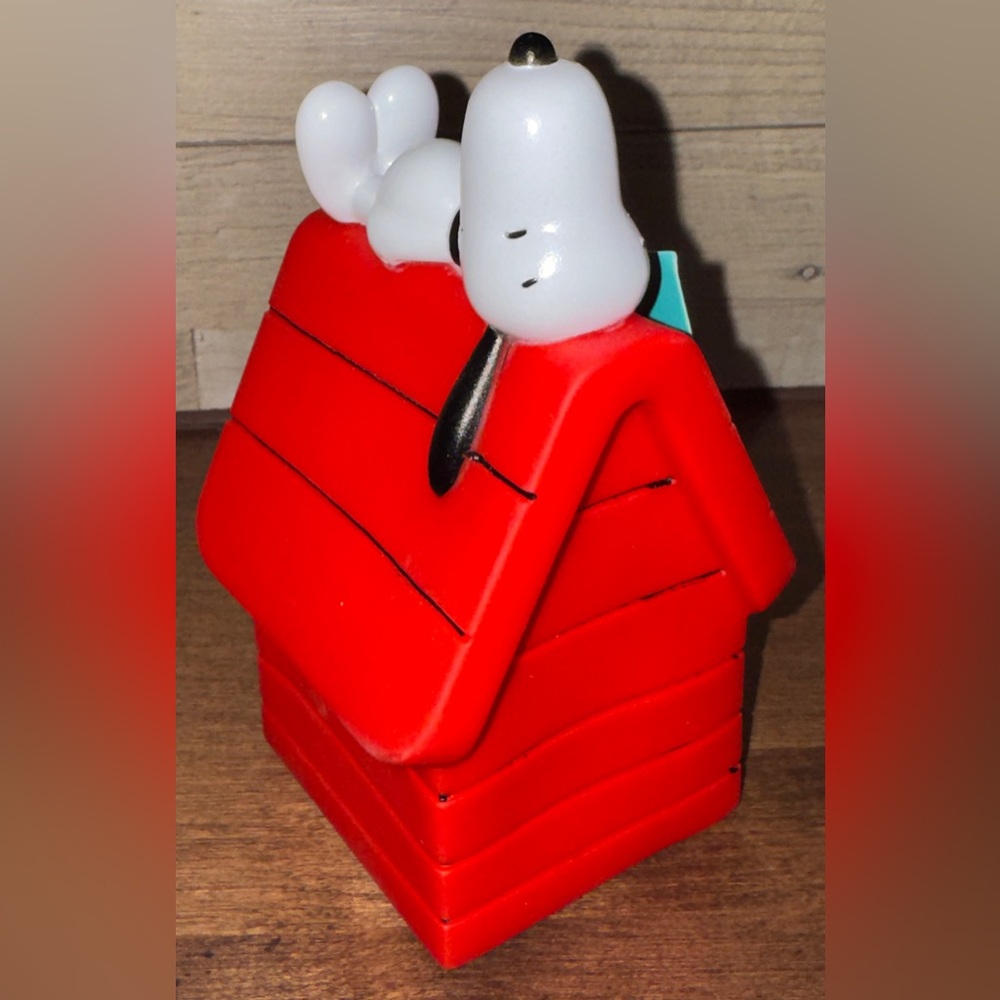 Super Cute Peanuts - Snoopy With Dog House - Squeaky Pet Toy 6.5” - NEW - Picture 11 of 12